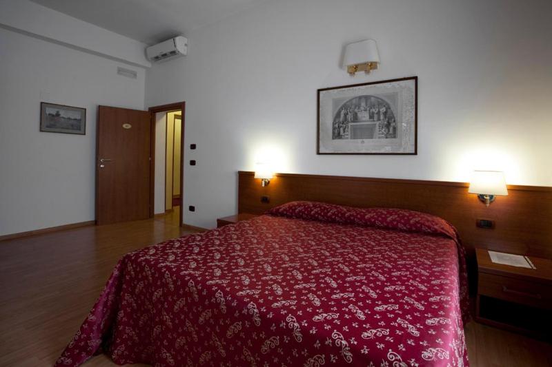 Double or Twin Room image 4