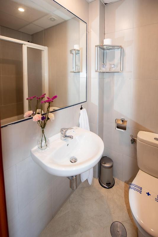 Single Room with Private Bathroom image 2