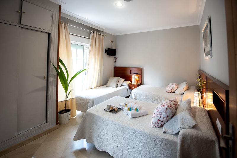 Triple Room with Private Bathroom image 3