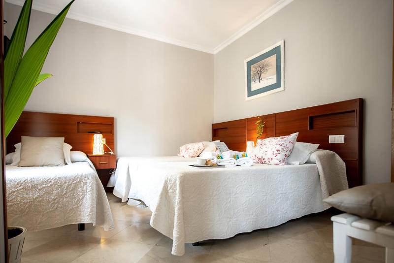 Triple Room with Private Bathroom image 4
