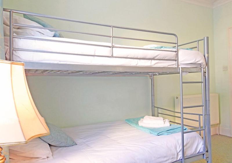 Seven-Bedroom House image 4