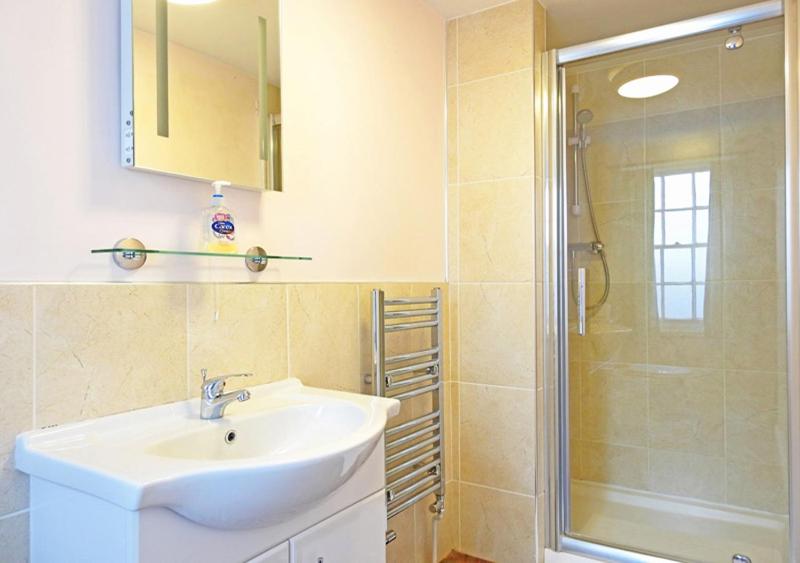 Seven-Bedroom House image 3