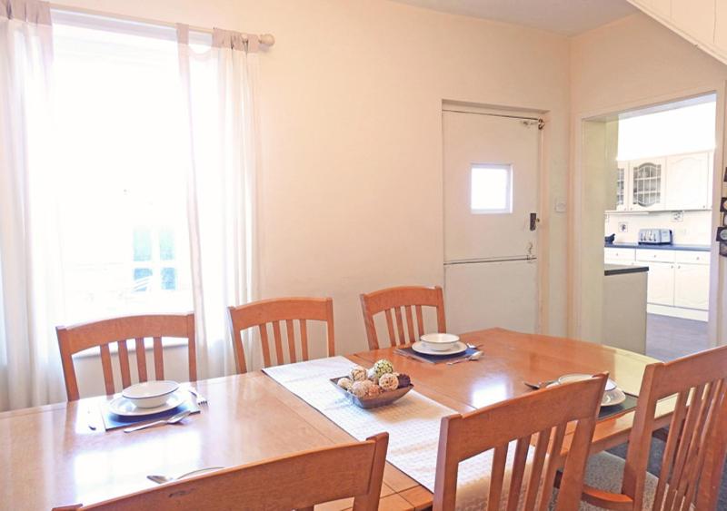 Seven-Bedroom House image 2