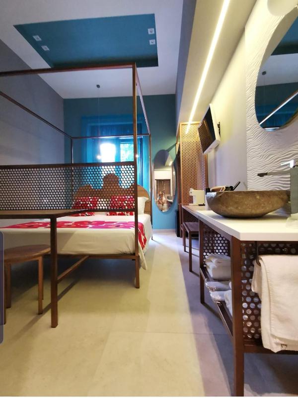 Double Room with Balcony image 4