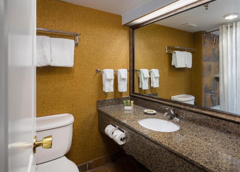 Queen Room with Two Queen Beds - Pet Friendly image 3