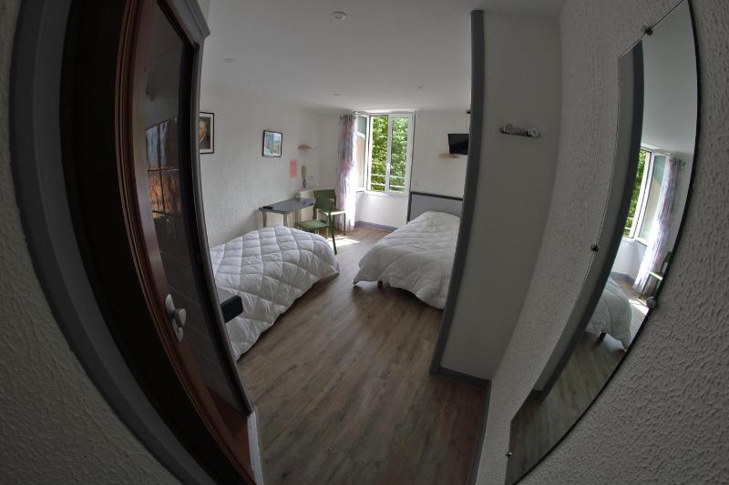 Twin Room image 3