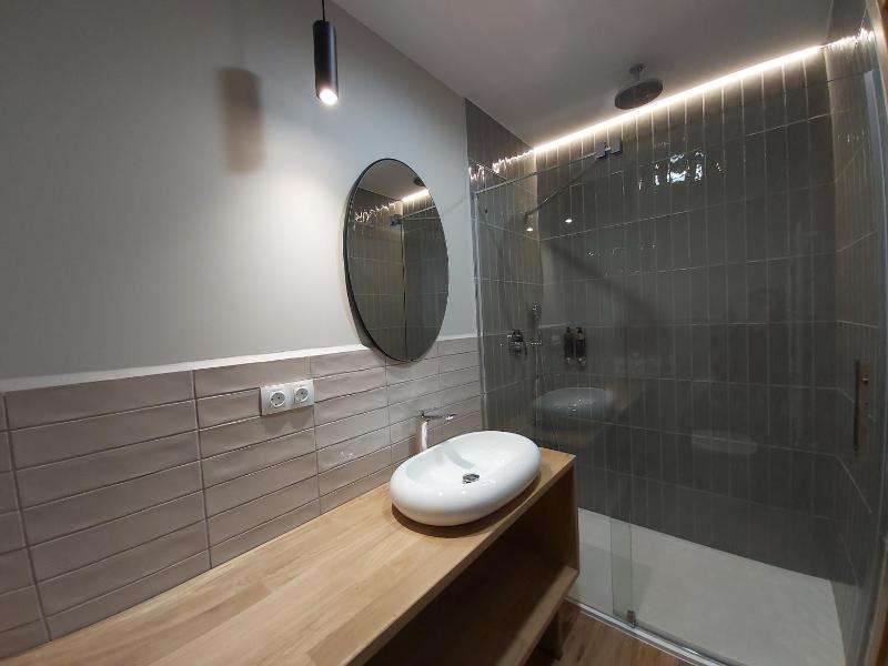 Deluxe Double Room with Bath image 1