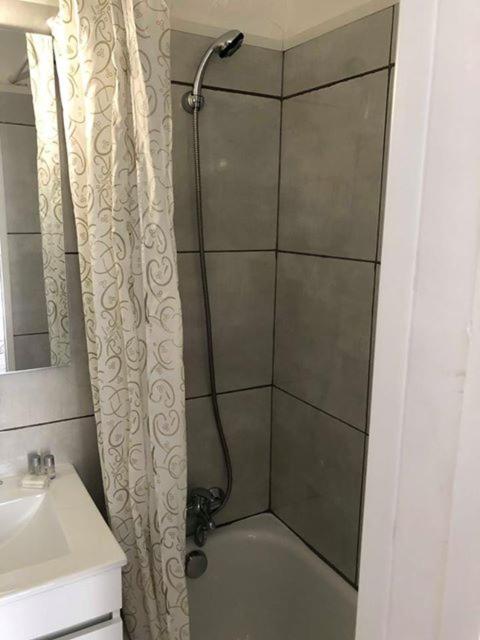 Standard Double Room image 3