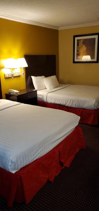 Queen Room with Two Queen Beds image 4