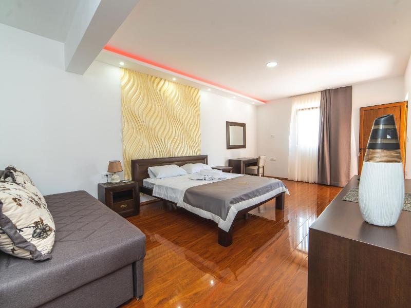 Luxury Triple Room image 4