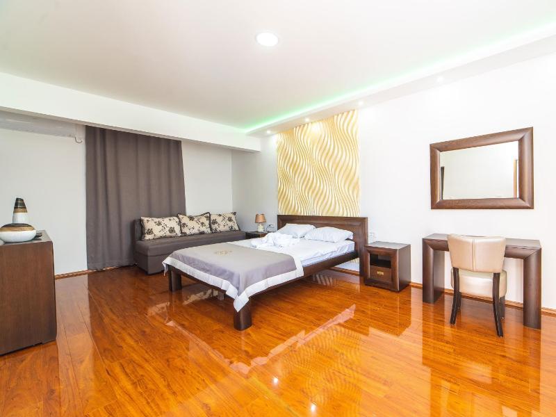 Luxury Triple Room image 3