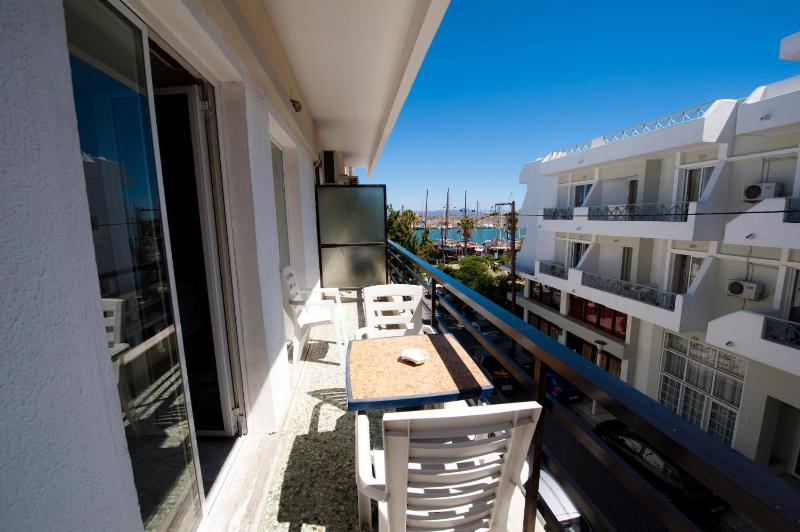 Triple Room with Balcony and Sea View image 2
