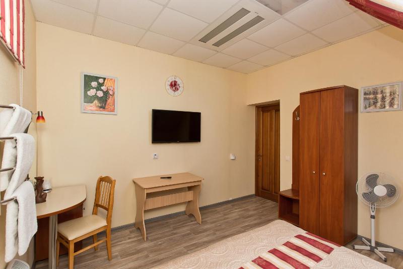 Double Room with Shared Bathroom image 2