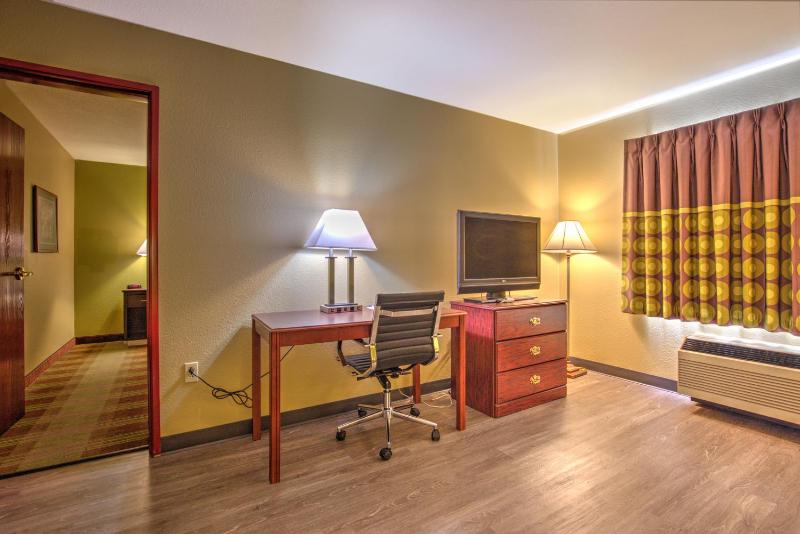 One-Bedroom King Suite - Non-Smoking image 3