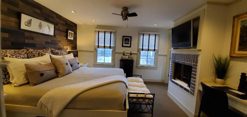 Deluxe King Room image 3