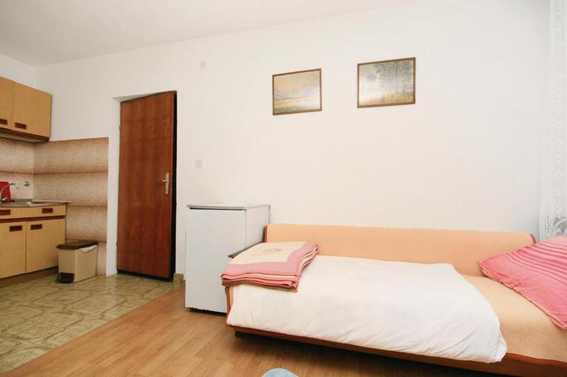 One-Bedroom Apartment with Balcony and Sea View image 3
