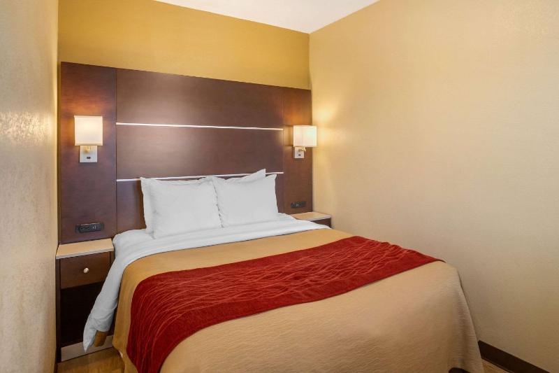 Comfort Inn San Diego Airport At The Harbor - image 6