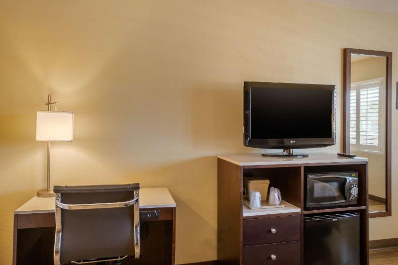 Standard Room, 1 King Bed, Non Smoking image 2