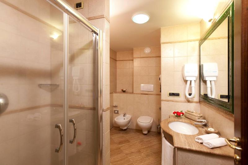 Deluxe Triple Room image 3