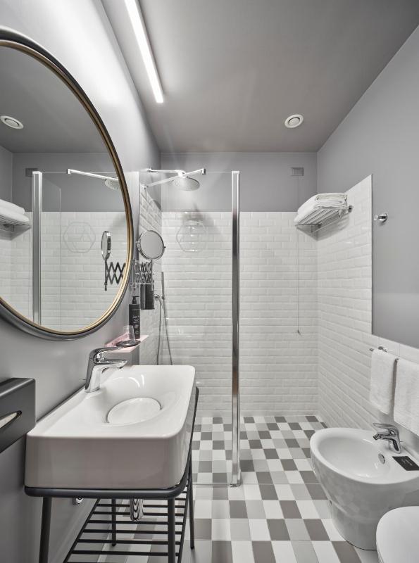 Double or Twin Room image 4