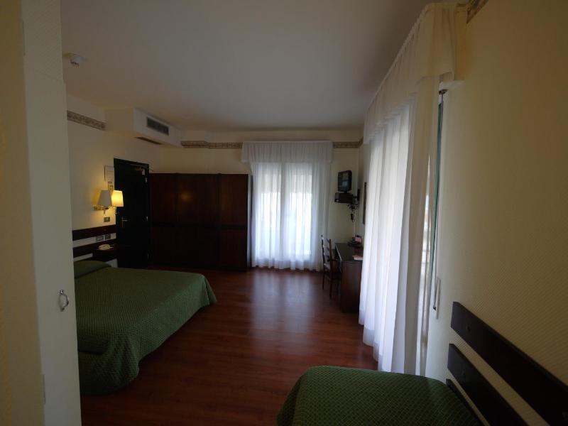 Deluxe Double Room with Sea View and Balcony image 4