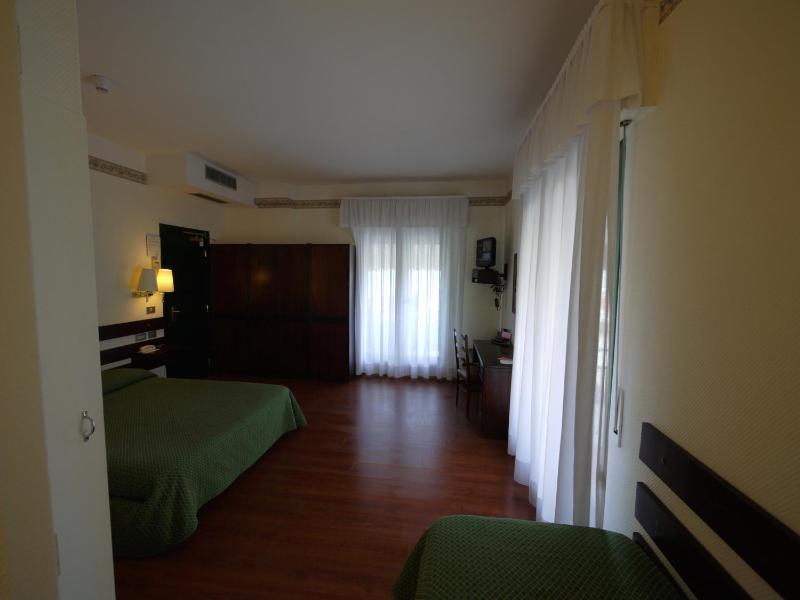 Deluxe Double Room with Sea View and Balcony image 3