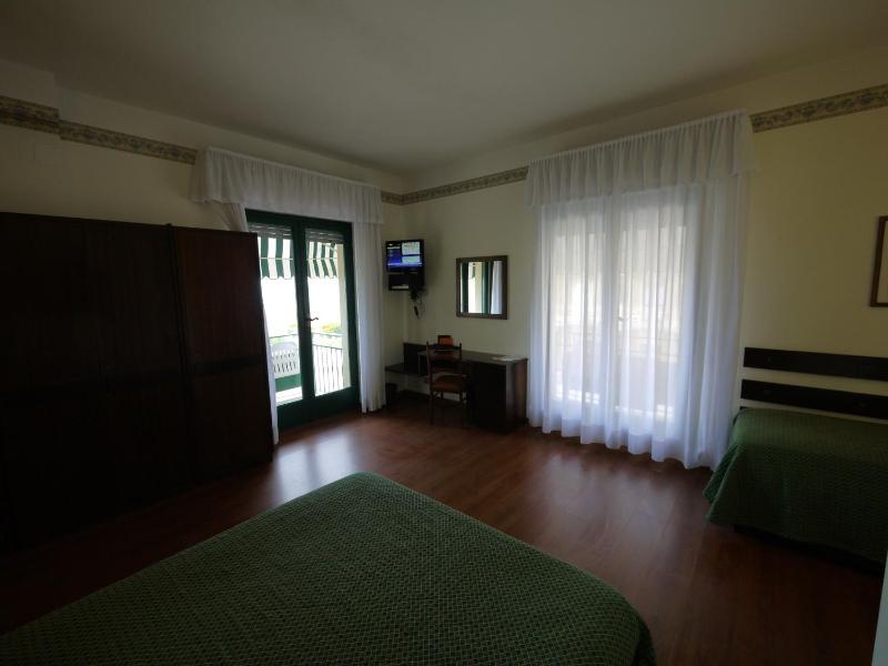 Deluxe Double Room with Sea View and Balcony image 2
