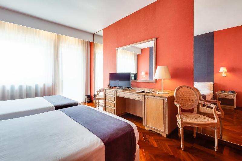 Executive Double or Twin Room with Balcony image 4