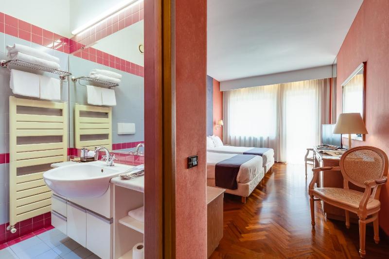 Executive Double or Twin Room with Balcony image 3