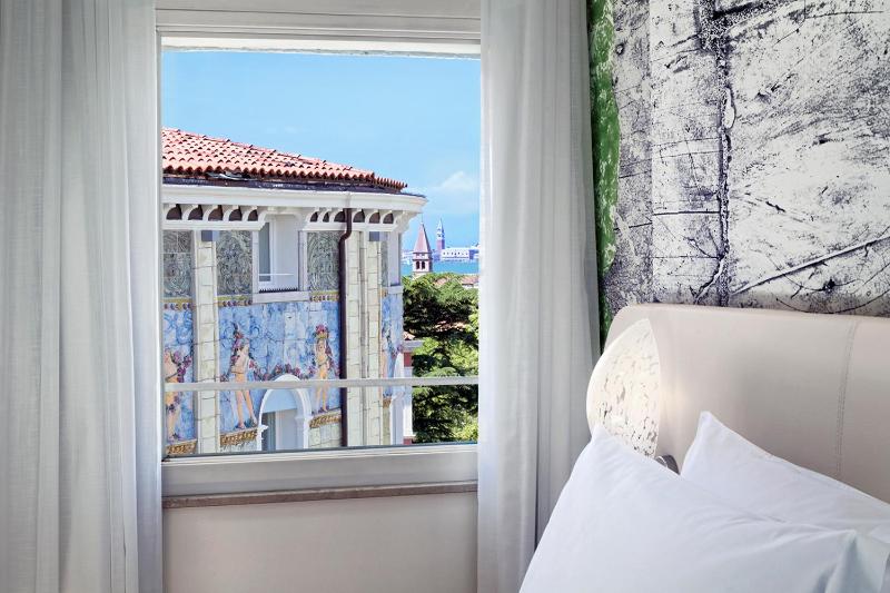 Deluxe Double or Twin Room image 2