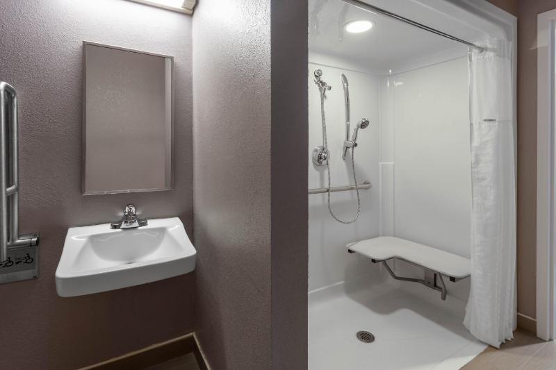 Queen Room with Two Queen Beds and Roll-In Shower - Mobility Accessible/Non-Smoking image 1