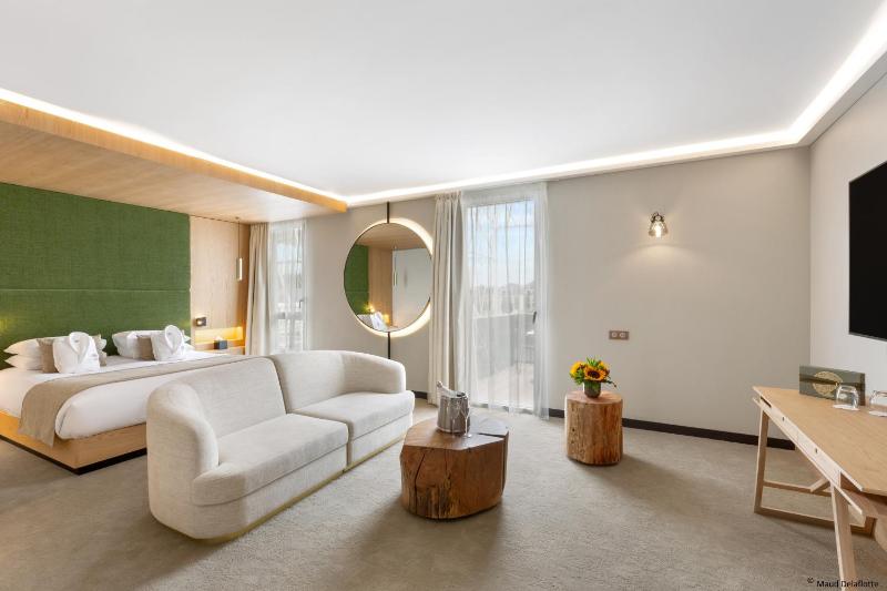 King Suite with Balcony and River View image 4