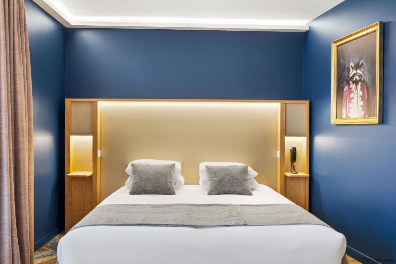 Deluxe King Room image 3