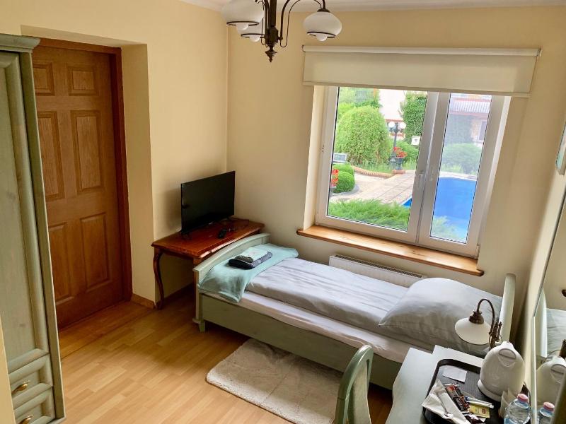 Single Room with Bathroom image 2