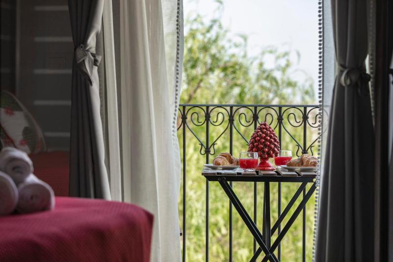 Deluxe Double Room with Balcony and Sea View image 2