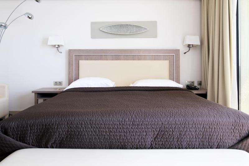 Superior Double Room with Sea View image 3