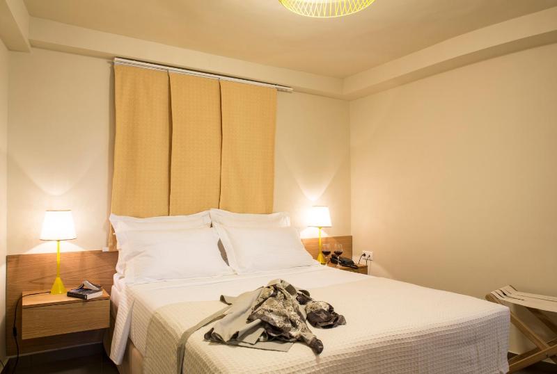 Deluxe Triple Room image 2
