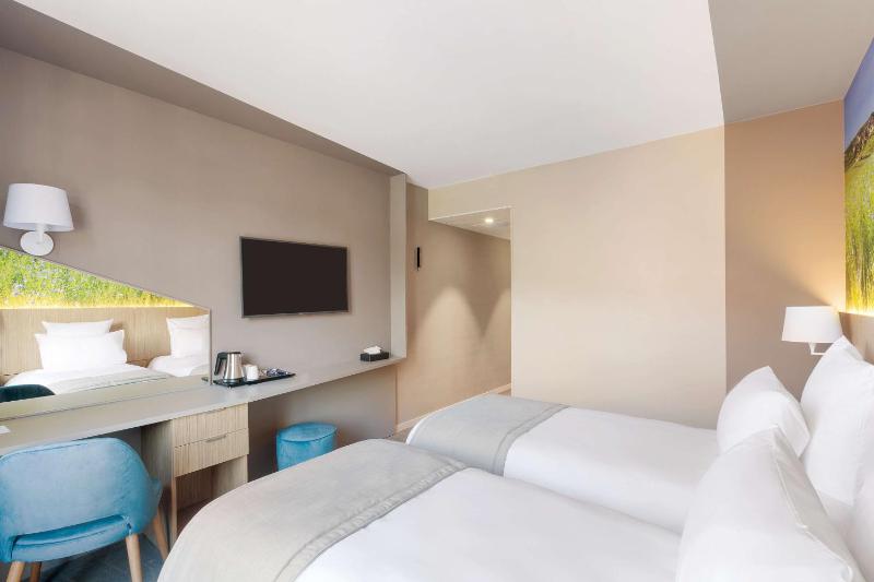 Family Queen Room with Two Single Beds image 1