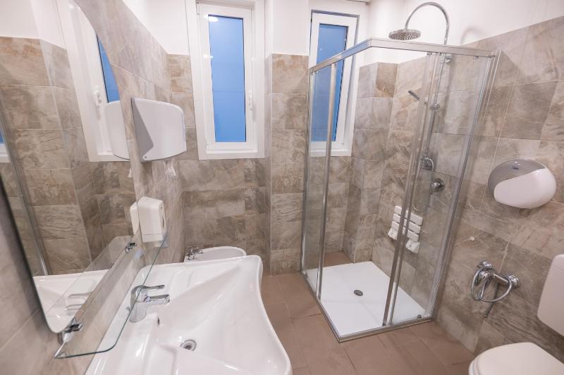 Twin Room image 4