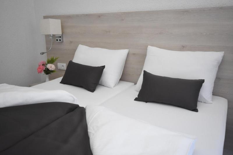 Double or Twin Room with Balcony image 3