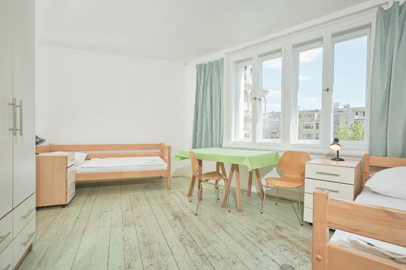 Economy Twin Room with Shared Bathroom image 3