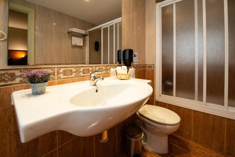 Basic Double Room image 2