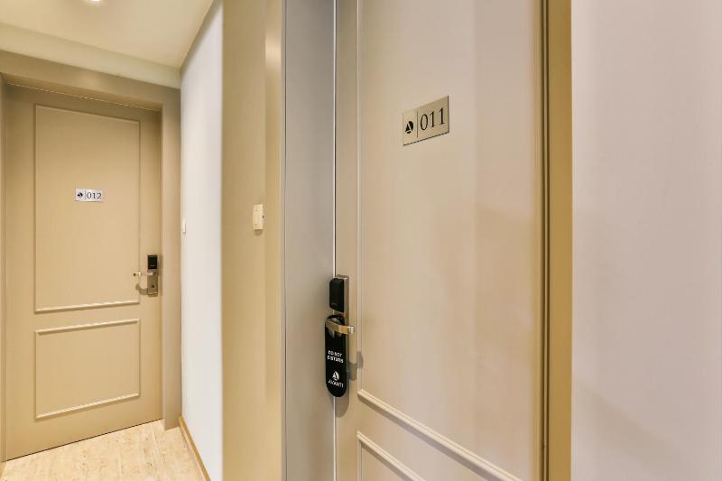 Economy Double Room with Balcony image 4