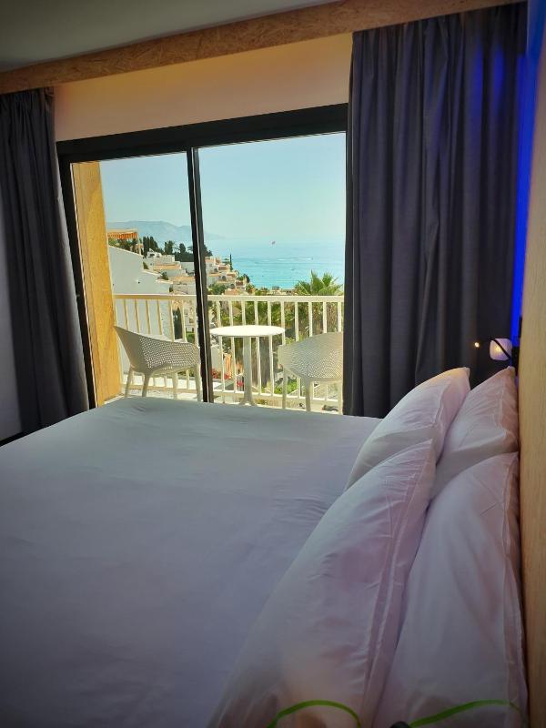 Superior Double Room with Balcony and Sea View image 2