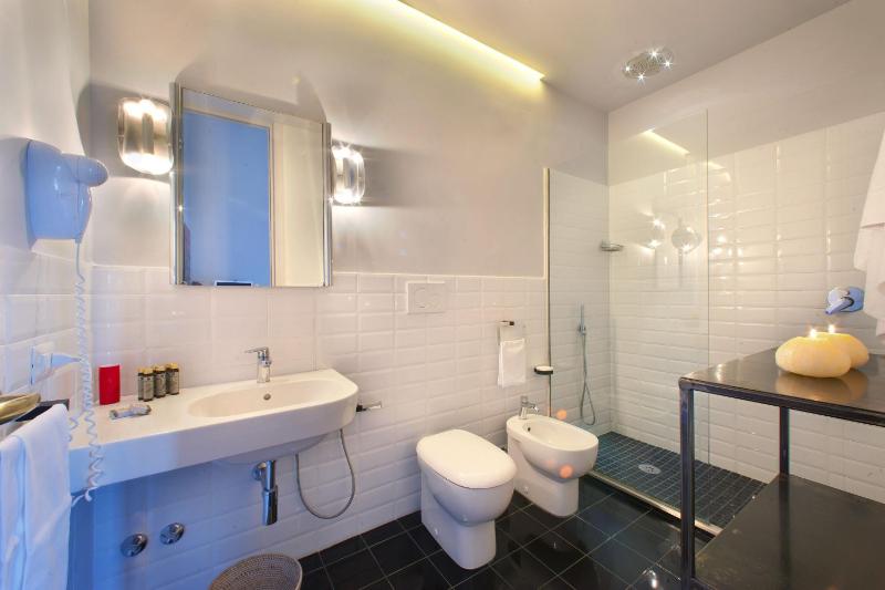 Deluxe Double Room with Balcony and Sea View image 3