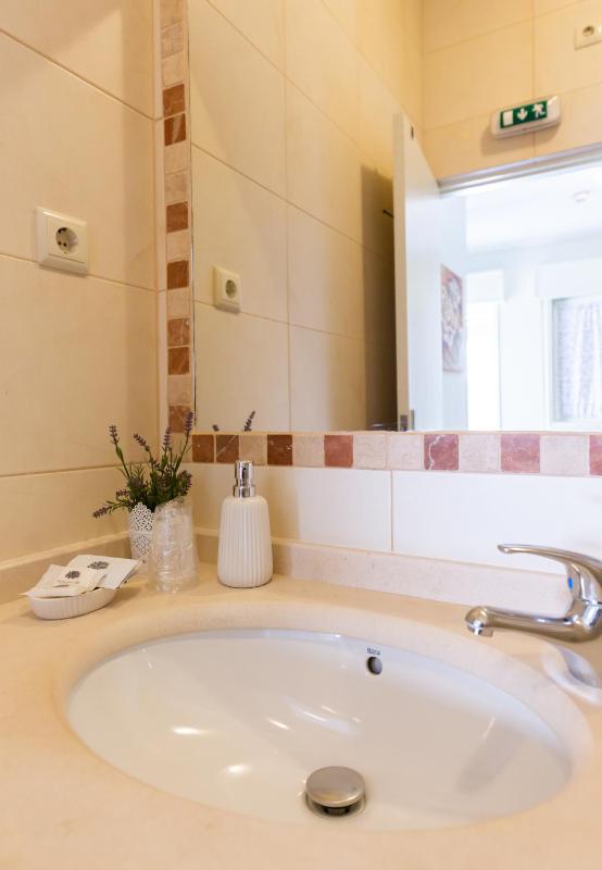 Deluxe Double Room with Balcony image 4