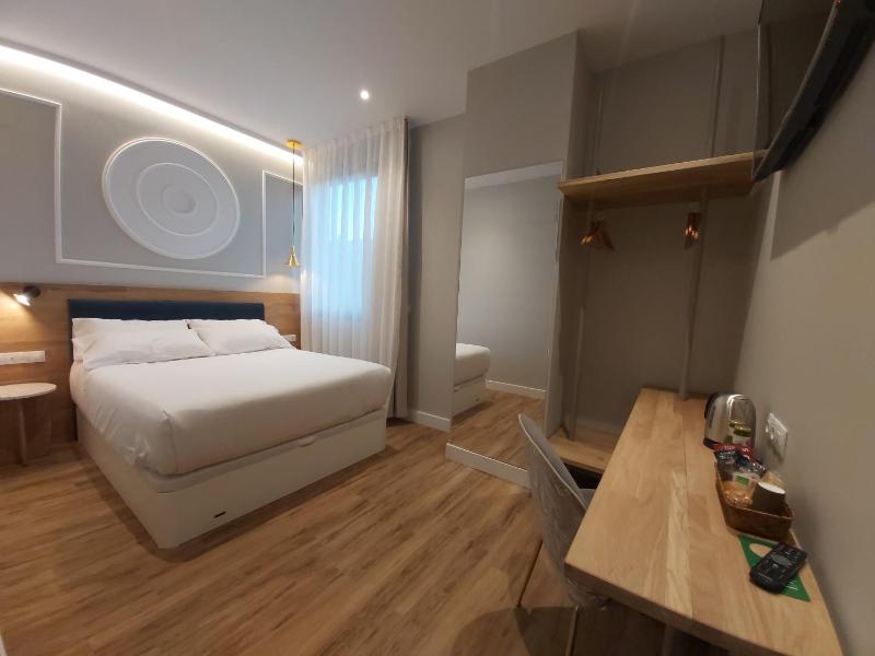 Standard Double Room image 2
