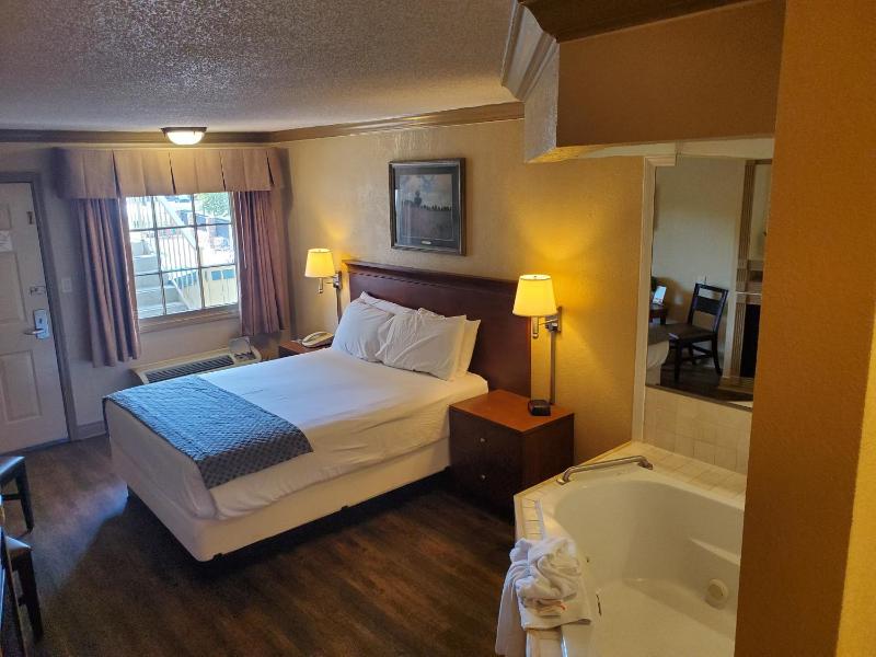 Queen Suite image 2