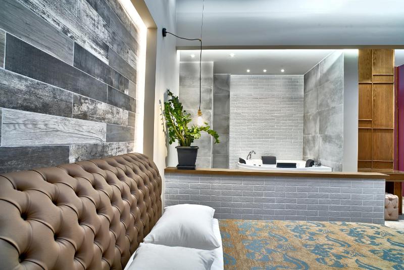 Deluxe Double Room with Bath image 1