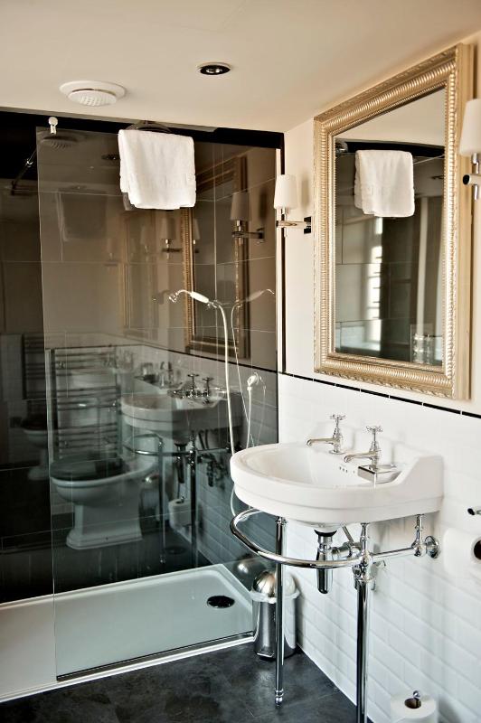Classic Twin Room image 3